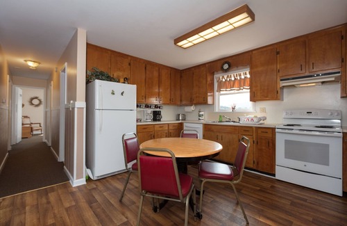 Stanley House | Cozy 10-Bed Bunk House with Hot Tub at River's Bend Ranch
