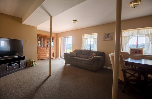 Stanley House | Cozy 10-Bed Bunk House with Hot Tub at River's Bend Ranch