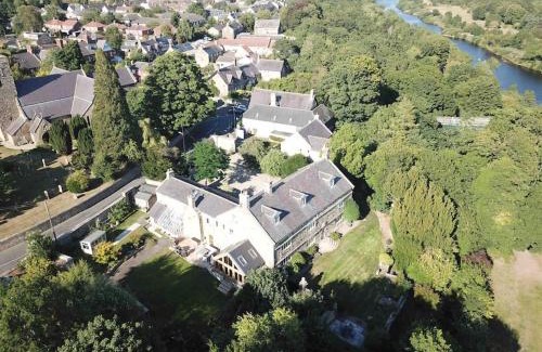 Ovingham House | Inviting 10-Bed House with Hot Tub in Picturesque Village