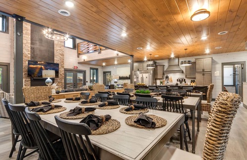Gatlinburg - Pigeon Forge Cabin | Exceptional 10 Bedroom Cabin with Pool in Arts Community