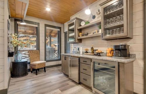 Gatlinburg - Pigeon Forge Cabin | Exceptional 10 Bedroom Cabin with Pool in Arts Community