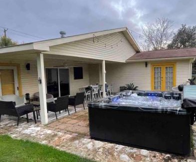 South Manchaca Apartment | 10 Beds, 2 Homes, Hot - Tub Near Downtown!