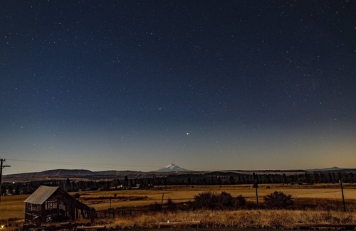 Goldendale House | Family Fun Awaits: 10 Beds, Pet & Child Friendly Retreat