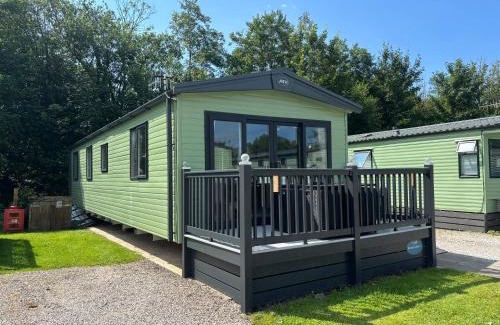 Tewitfield Resort | 10 Borwick Lakes - En suite - King size bed