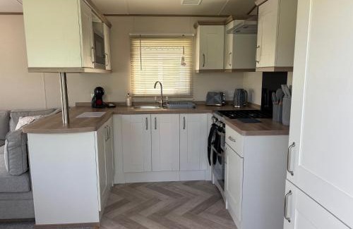 Tewitfield Resort | 10 Borwick Lakes - En suite - King size bed