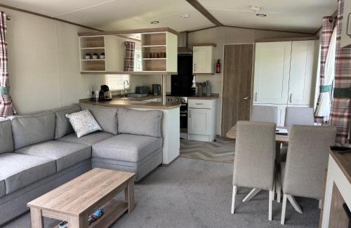 Tewitfield Resort | 10 Borwick Lakes - En suite - King size bed