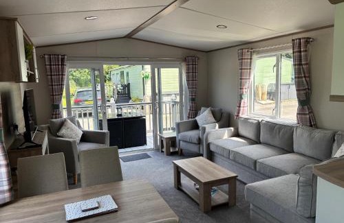 Tewitfield Resort | 10 Borwick Lakes - En suite - King size bed