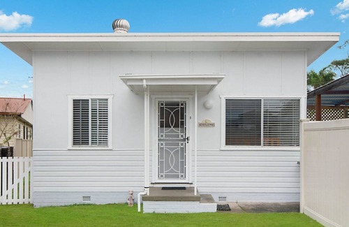 Evans Head Cottage | Pet-Friendly Funky Cottage on Elm with Oceanfront Views