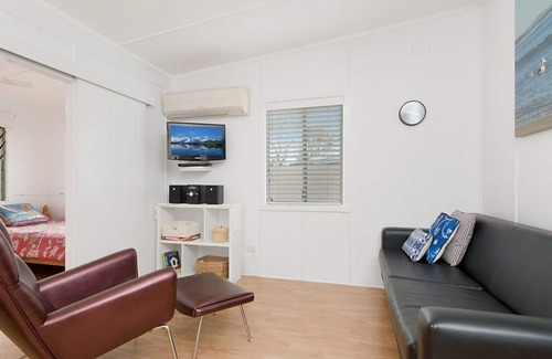 Evans Head Cottage | Pet-Friendly Funky Cottage on Elm with Oceanfront Views