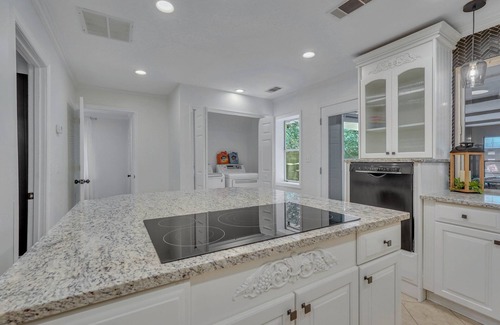 Savannah House | 10 ft pool house with tiki/bar hut, arcades games, and theater room-no parties