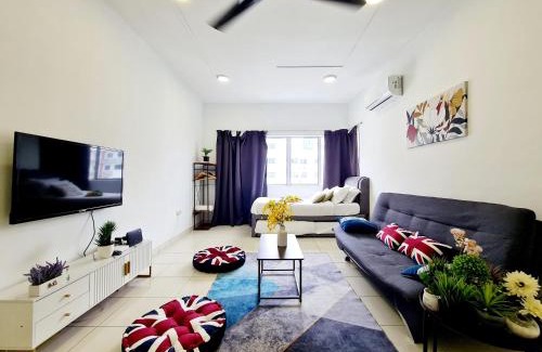 Bandar Puchong Jaya Apartment | Pet-Friendly Koi Kinrara Suite with Pool & Hot Tub