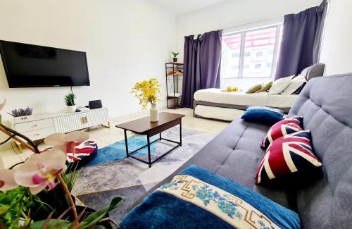 Bandar Puchong Jaya Apartment | Pet-Friendly Koi Kinrara Suite with Pool & Hot Tub