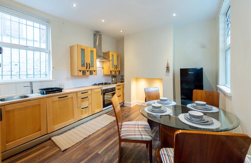 Liverpool House | Inviting 5-Bed House in Liverpool with Free Parking