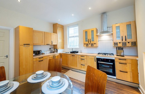 Liverpool House | Inviting 5-Bed House in Liverpool with Free Parking