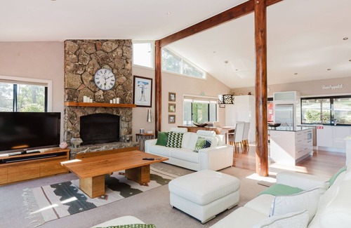 East Jindabyne House | Charming Getaway at 10 Kanangra Crescent with Pool & Views