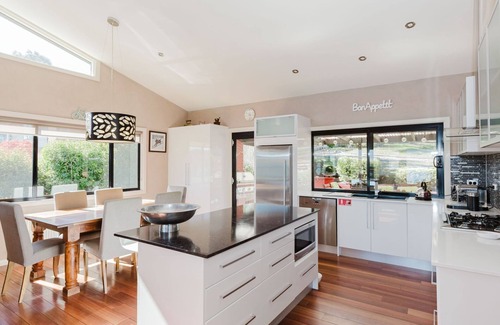 East Jindabyne House | Charming Getaway at 10 Kanangra Crescent with Pool & Views