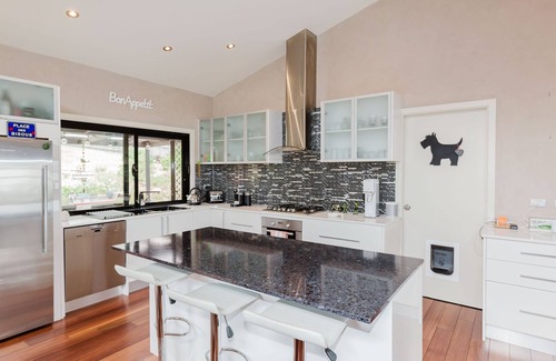 East Jindabyne House | Charming Getaway at 10 Kanangra Crescent with Pool & Views