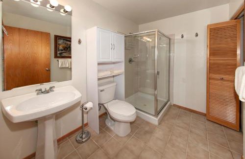 Wildernest Apartment | Cozy Condo with Community Hot Tub Near Keystone