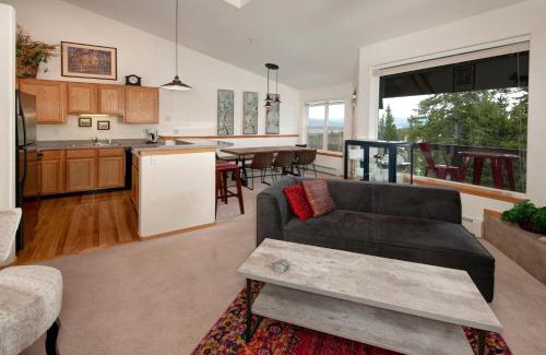 Wildernest Apartment | Cozy Condo with Community Hot Tub Near Keystone