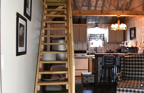 Woodville Cabin | Convenient Getaway Near Clark’s Creek and Lake Mary