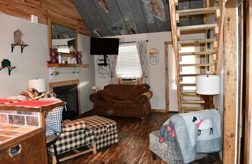 Woodville Cabin | Convenient Getaway Near Clark’s Creek and Lake Mary