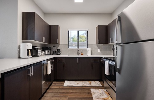 Deer Valley Apartment | Convenient Hotel with Pool, Gym & Pet-Friendly Amenities