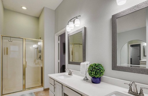 Grapevine House | Convenient Grapevine Hotel Near DFW with Family Amenities