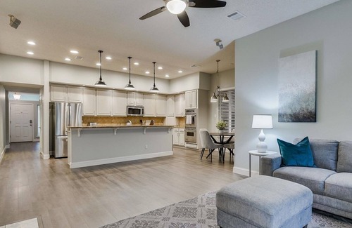 Grapevine House | Convenient Grapevine Hotel Near DFW with Family Amenities