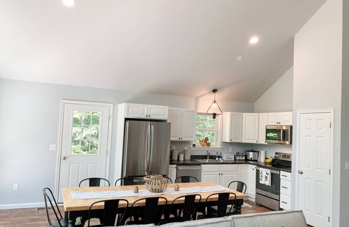 Nesquehoning Cabin | Private Cabin Escape Near Jim Thorpe with Pond & Hot Tub