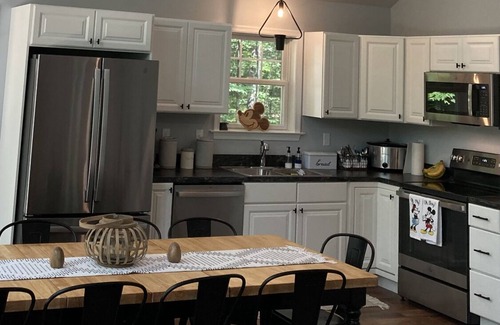 Nesquehoning Cabin | Private Cabin Escape Near Jim Thorpe with Pond & Hot Tub