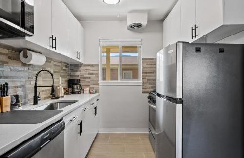 Golden Apartment | 10 min to Red Rocks KING BED Bike Storage DT Golden