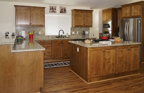 Three Rivers House | Riverside Retreat: 10 Min to Sequoia with Pickleball Court