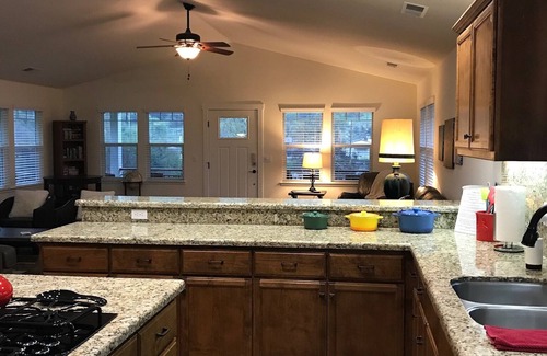 Three Rivers House | Riverside Retreat: 10 Min to Sequoia with Pickleball Court