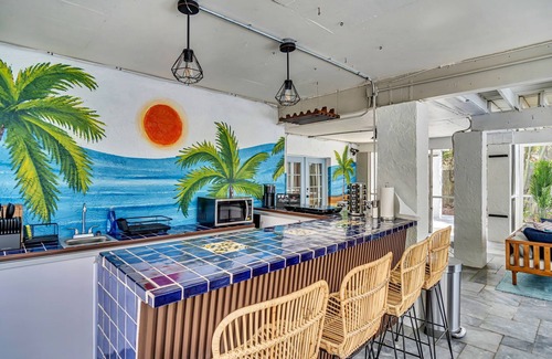 Palm Harbor House | Convenient Getaway: Pool, Hot Tub & Game Room Near Beach!