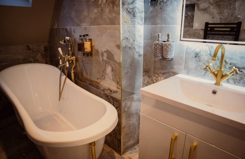 Hackney Apartment | Ideal Stay Near London: King Bed, En-suite & Breakfast