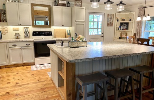Grand Saline House | Pet-Friendly Retreat: 10 Min to Trade Days & Unique Deck