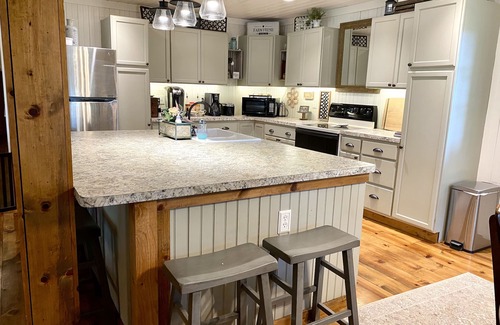 Grand Saline House | Pet-Friendly Retreat: 10 Min to Trade Days & Unique Deck