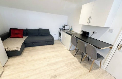 Earlsfield Apartment | 10 min train to central London C