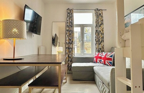 Earlsfield Condo | 10 min train to Central London A