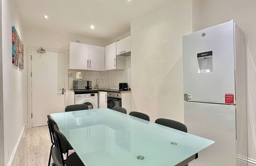 Earlsfield Apartment | 10 min train to Central London B