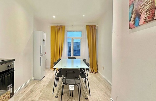 Earlsfield Apartment | 10 min train to Central London B