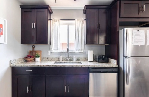 Warren House | Cozy 6BD Home, Pet & Child Friendly Near Downtown Detroit