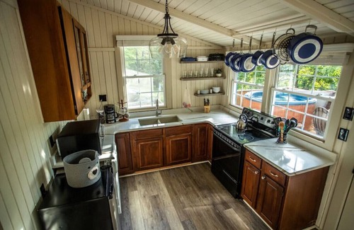 Elkton Cabin | Cozy Cabin Retreat: 10 Mins from Shenandoah National Park