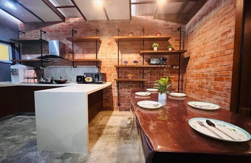 Tanjung Tokong Villa | Convenient Stay 10 Mins From Tanjung Bungah Beach