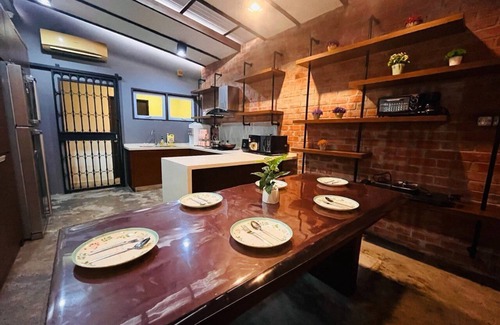 Tanjung Tokong Villa | Convenient Stay 10 Mins From Tanjung Bungah Beach