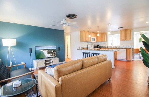 Venice Gardens House | Convenient Getaway near Venice Beach with Family-Friendly Amenities