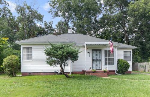 Shannon House | Conveniently Located Blushing Bungalow Near Legion Field