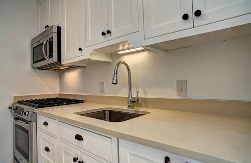 North Ridge House | Stylish Lilac House: Free Parking & Minutes to Smithsonian