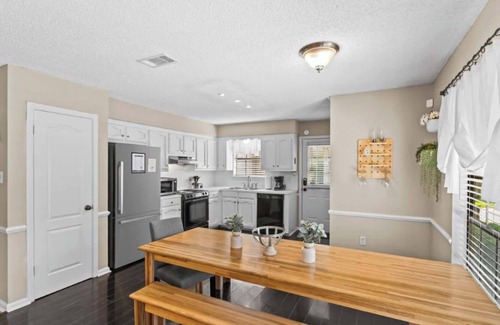 South Baton Rouge House | 10 Mins to Tiger Stadium! South Burbank Bungalow
