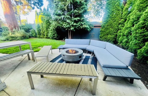 Eugene House | Perfect Getaway Near U of O with Hot Tub & Pet-Friendly!